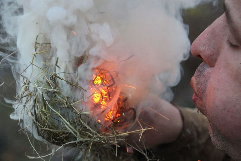 Optænding og valg af brænde til dit vildmarksbad